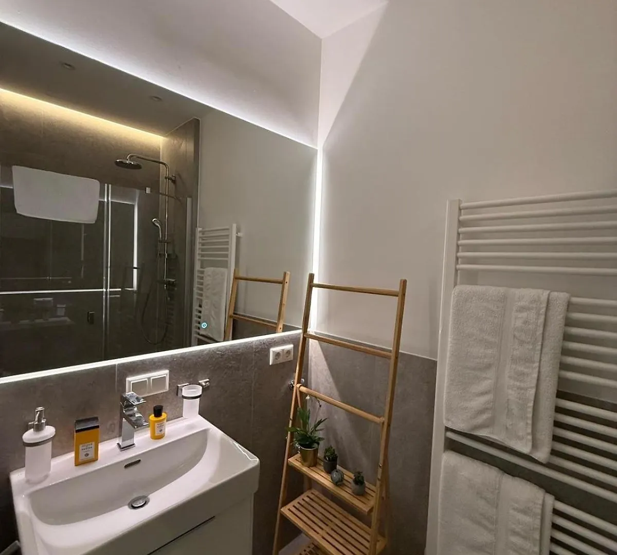 Stylish Renovated Apartment In Central Location Munich